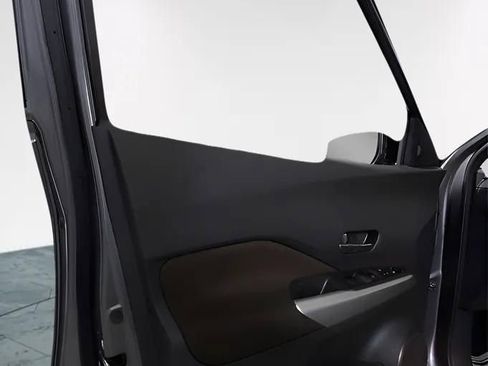 Used 2020 Nissan Kicks SR FWD image 19