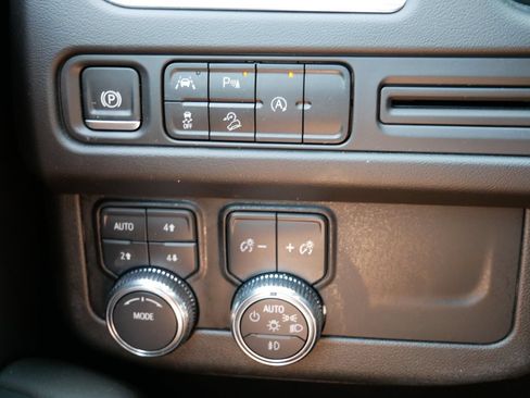 Used 2024 GMC Yukon AT4 AWD/4WD image 28