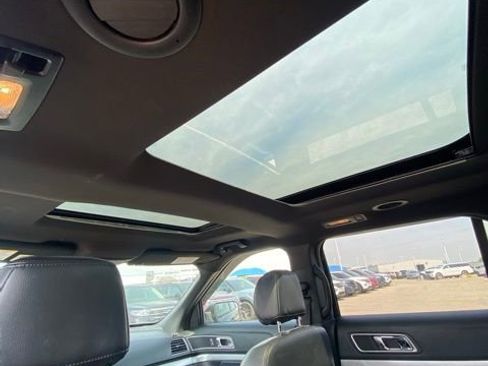 Used 2017 Ford Explorer XLT w/ Equipment Group 202A AWD/4WD image 6