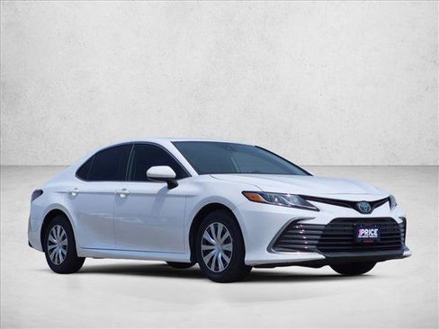 Used 2022 Toyota Camry LE FWD image 3
