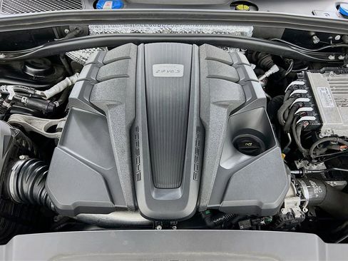 Certified 2024 Porsche Macan S AWD/4WD image 32