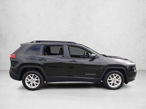 Used 2016 Jeep Cherokee Sport FWD image 4