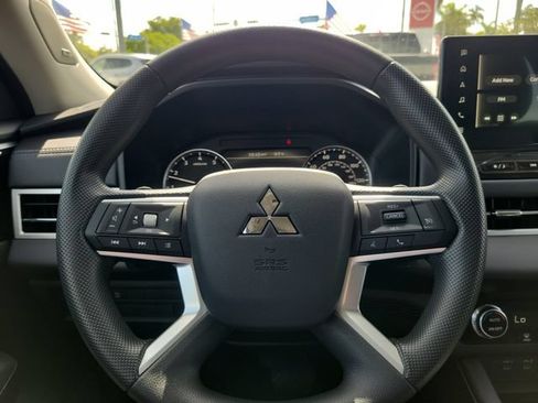 Used 2026 Mitsubishi Outlander ES FWD image 17
