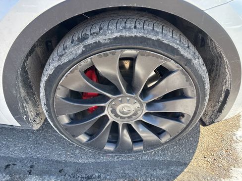 Used 2023 Tesla Model Y Performance image 9