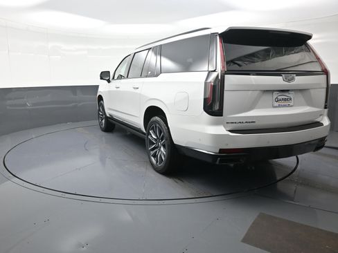 Used 2023 Cadillac Escalade ESV Sport Platinum image 5