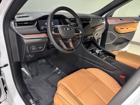 Used 2025 Jeep Grand Cherokee L Summit w/ Luxury Tech Group V AWD/4WD image 16