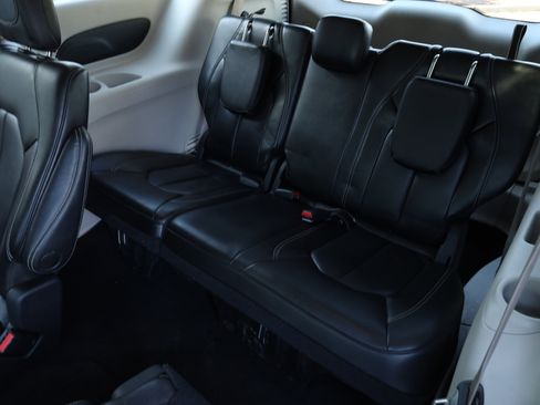 Used 2023 Chrysler Pacifica Touring-L image 15