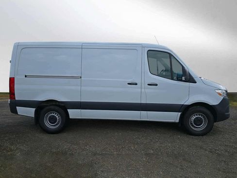 Used 2025 Mercedes-Benz Sprinter 2500 image 2