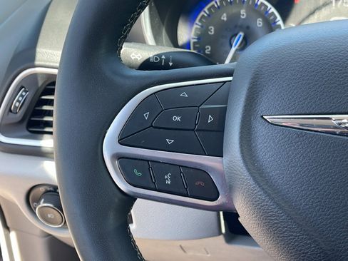 Used 2024 Chrysler Pacifica Touring-L FWD image 27