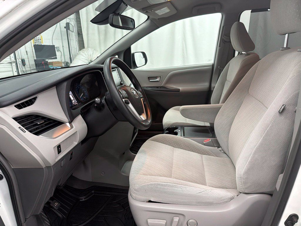 Used 2019 Toyota Sienna LE FWD image 13