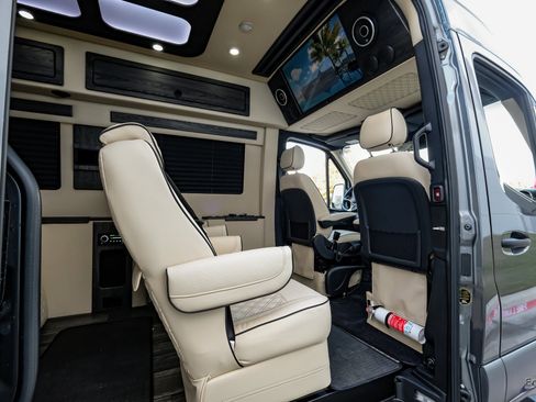 Used 2025 Mercedes-Benz Sprinter 3500 image 66