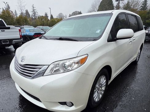 Used 2015 Toyota Sienna XLE w/ XLE Navigation Package FWD image 5