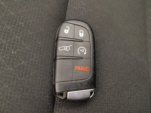 Used 2019 Jeep Grand Cherokee Laredo RWD image 32
