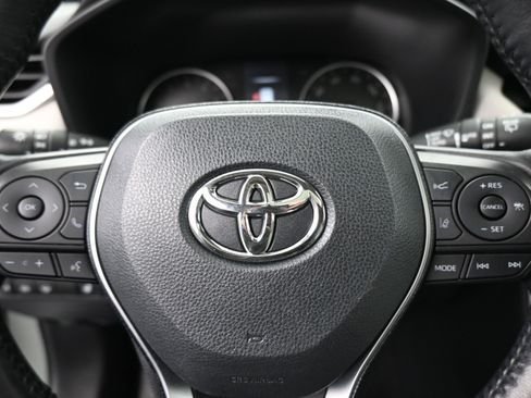 Used 2021 Toyota RAV4 XLE Premium image 16