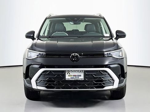 New 2025 Volkswagen Taos SE image 2