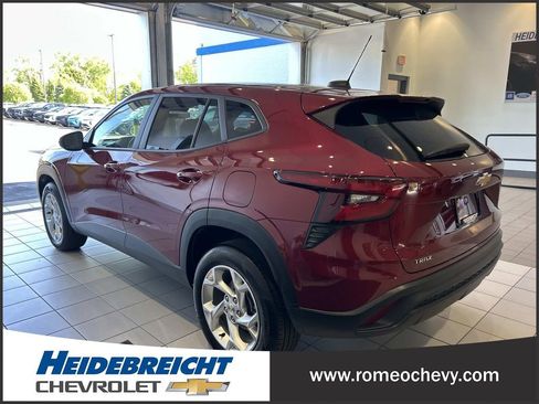Used 2025 Chevrolet Trax LS w/ LS Convenience Package FWD image 5