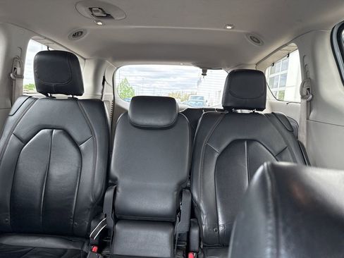 Used 2017 Chrysler Pacifica Touring-L w/ Tire & Wheel Group FWD image 10