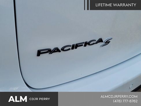 New 2026 Chrysler Pacifica Limited w/ Uconnect Theater Family Group image 12