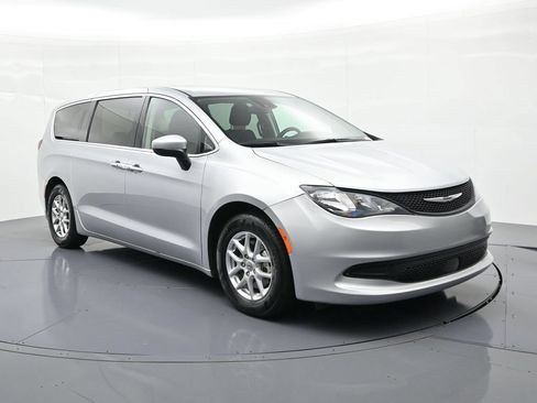 Used 2023 Chrysler Voyager LX FWD image 4