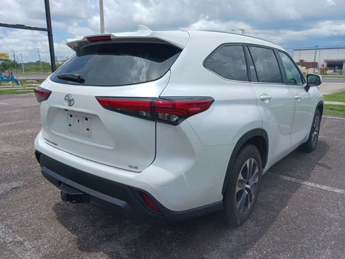 Used 2023 Toyota Highlander XLE FWD image 3