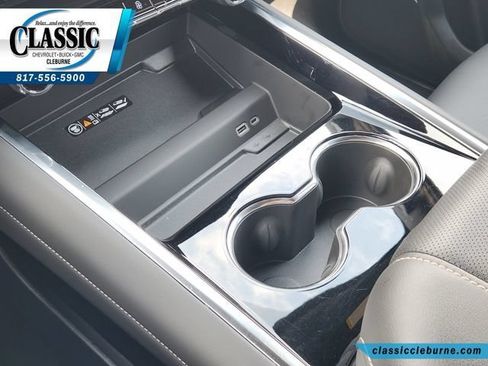 Used 2025 Chevrolet Suburban Premier RWD image 21