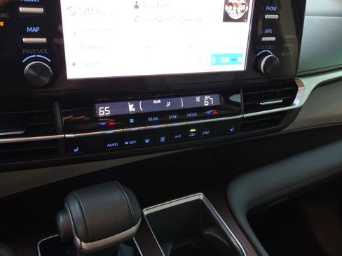 Used 2021 Toyota Sienna XLE image 24