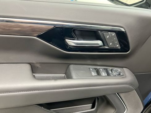 Used 2025 Chevrolet Suburban LT image 21