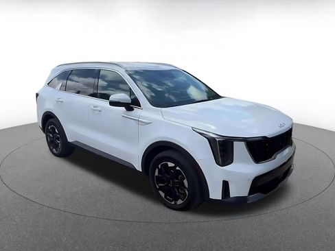 Used 2024 Kia Sorento S FWD image 2