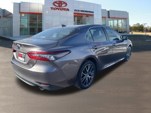 Used 2021 Toyota Camry XLE image 5