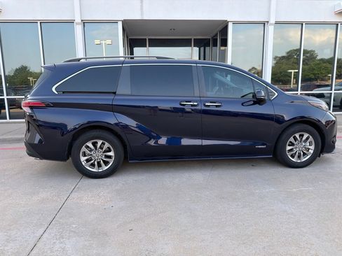 Used 2021 Toyota Sienna XLE FWD image 5
