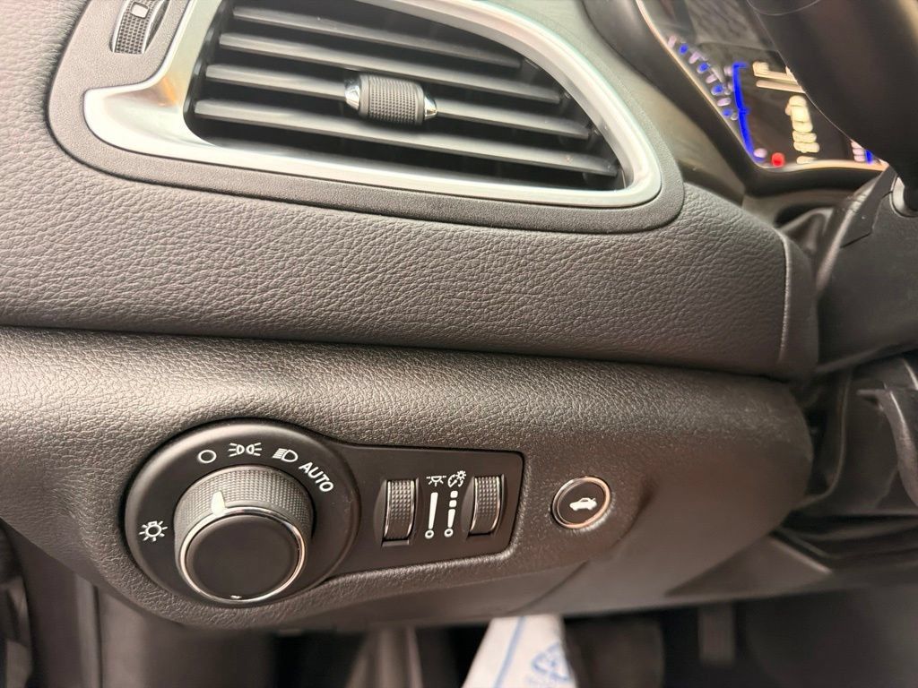Used 2015 Chrysler 200 Limited w/ Convenience Group FWD image 27