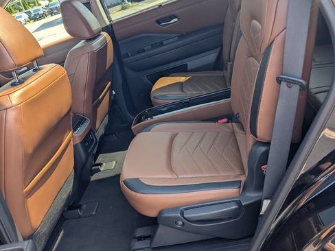 Used 2022 Nissan Pathfinder Platinum w/ Cargo Package AWD/4WD image 16