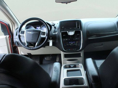 Used 2013 Chrysler Town & Country Touring w/ Trailer Tow Group FWD image 6