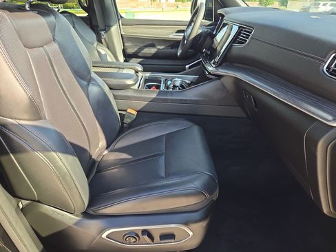 Used 2024 Jeep Wagoneer Series III AWD/4WD image 31