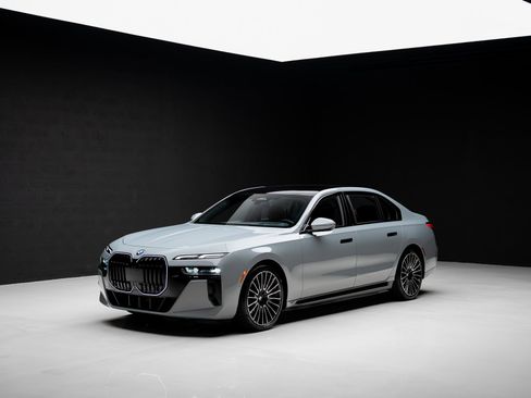 Used 2024 BMW i7 xDrive60 w/ M Sport Package RWD image 4