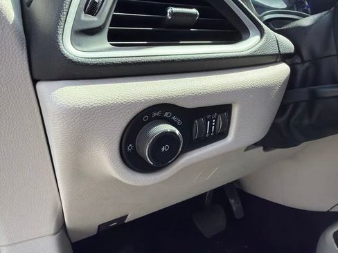 Used 2023 Chrysler Pacifica Touring-L FWD image 22