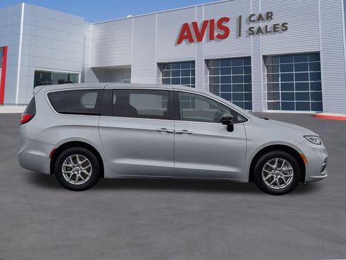 Used 2024 Chrysler Pacifica Touring-L FWD image 5