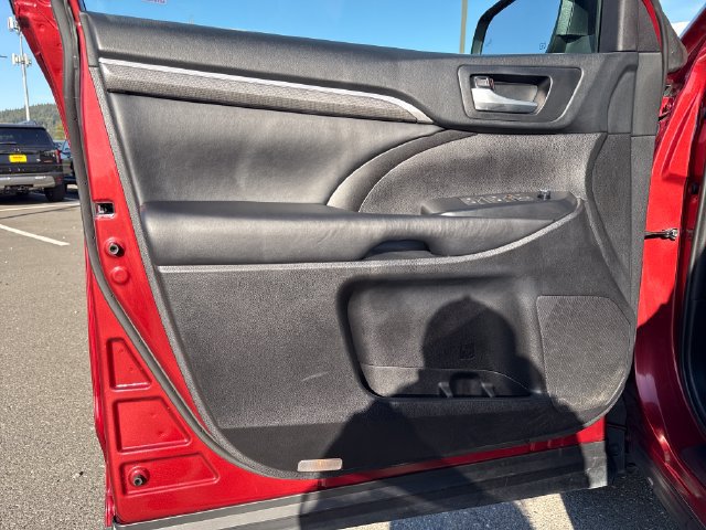Used 2019 Toyota Highlander SE AWD/4WD image 17