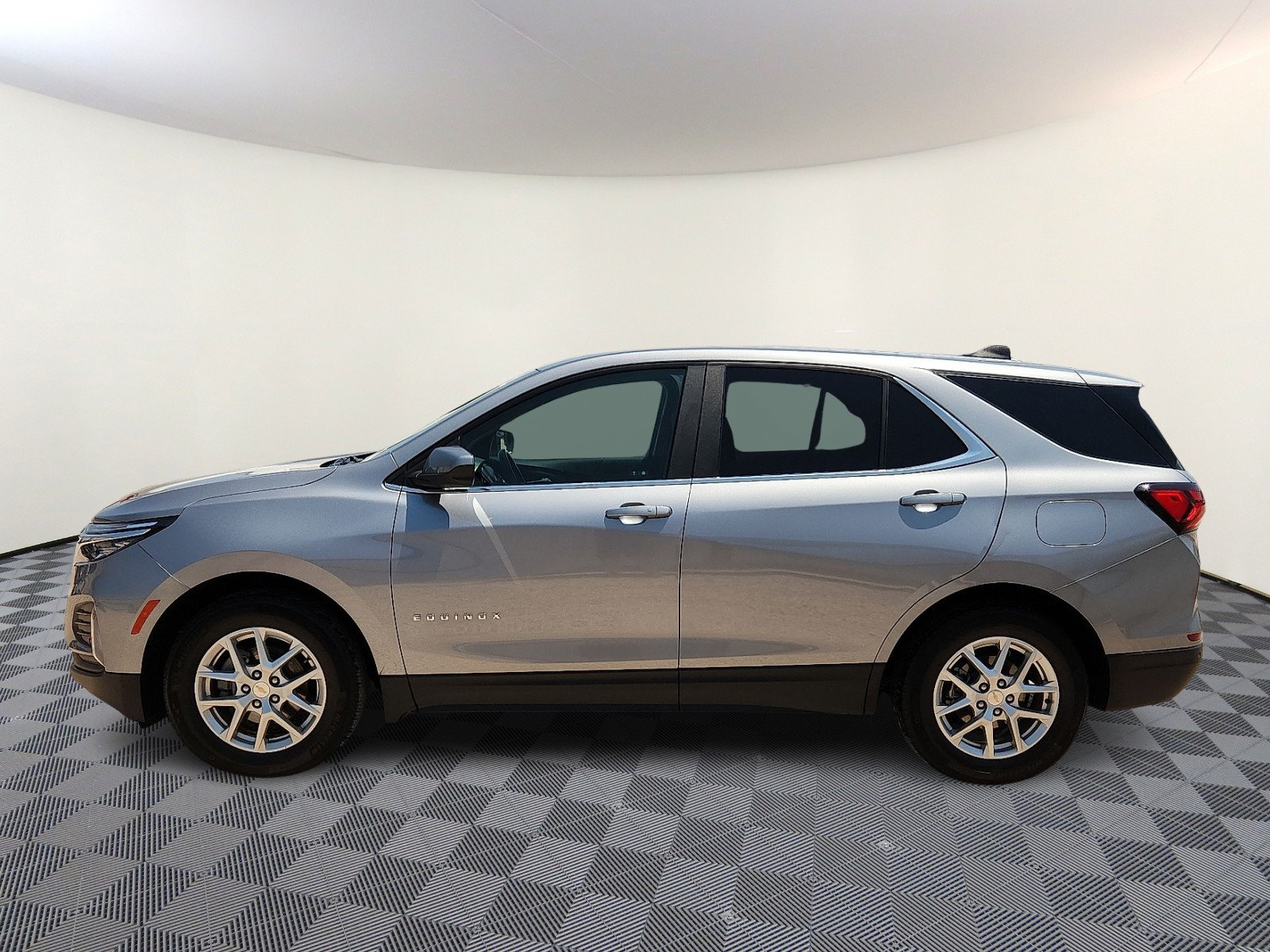 Used 2023 Chevrolet Equinox LT w/ Driver Convenience Package FWD image 2