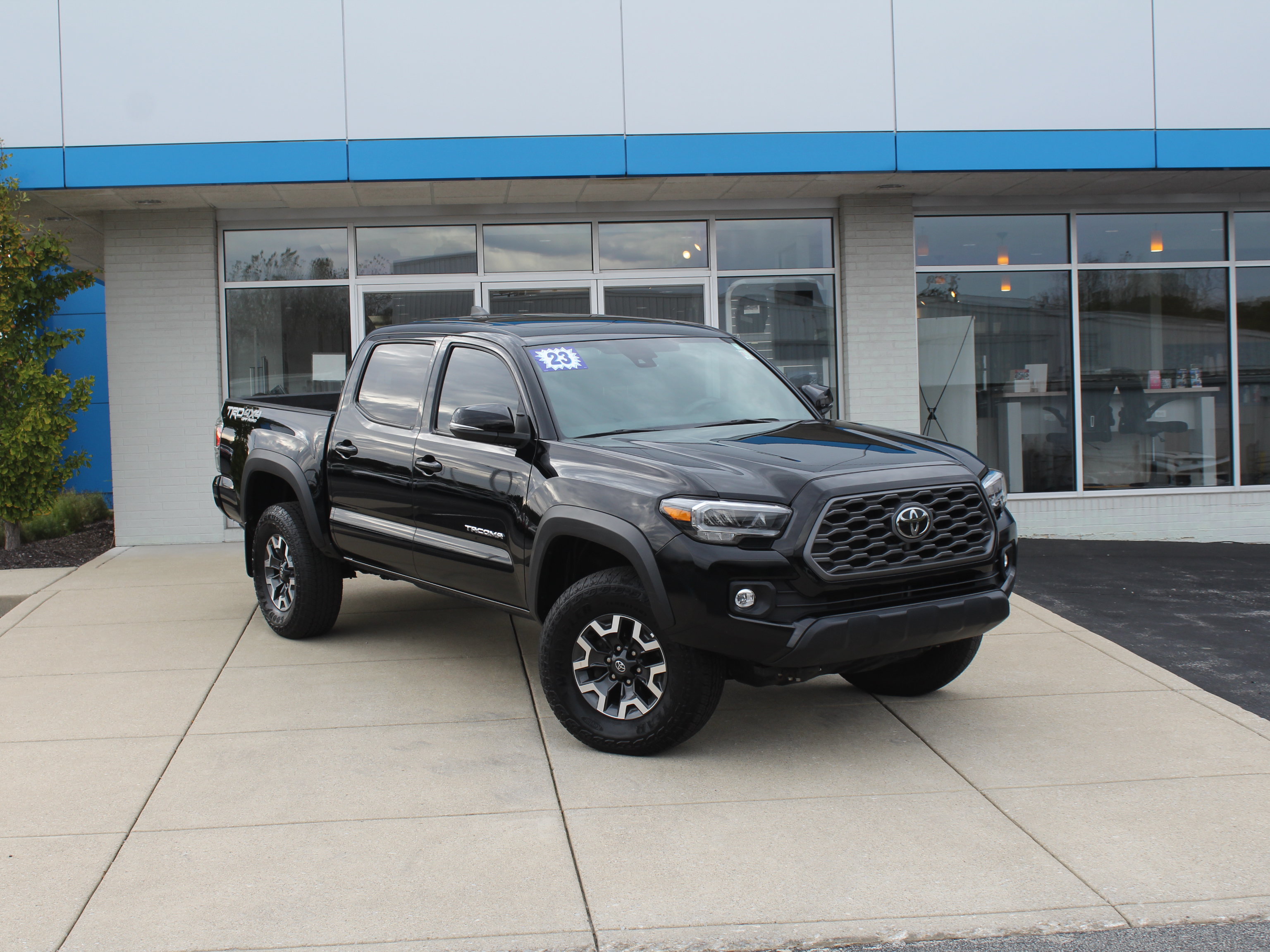 Used 2023 Toyota Tacoma TRD Off-Road w/ TRD Premium Off Road Package AWD/4WD image 4