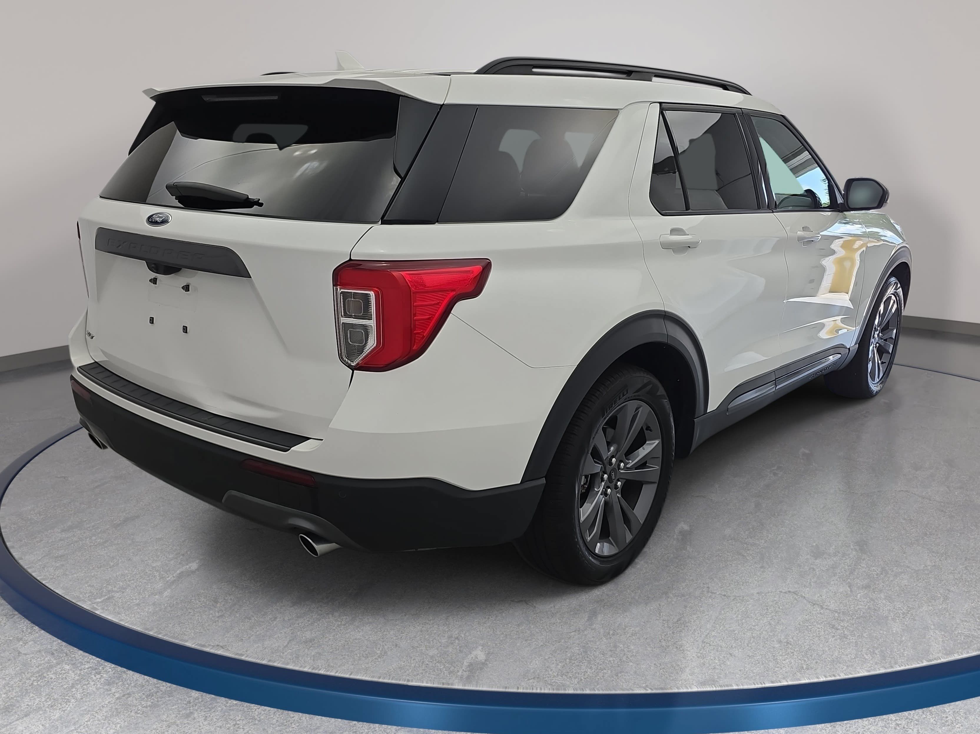 Used 2023 Ford Explorer XLT w/ Equipment Group 202A RWD image 5