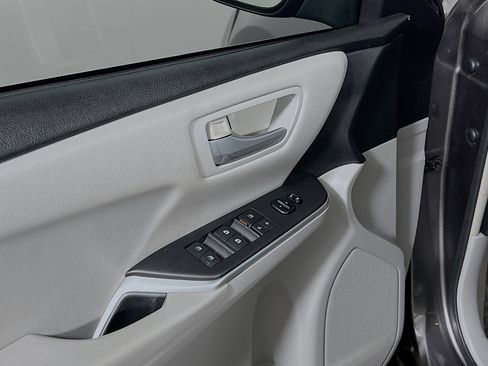 Used 2015 Toyota Camry LE image 17