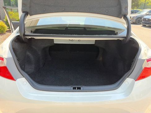 Used 2016 Toyota Camry SE w/ Moonroof Package FWD image 32