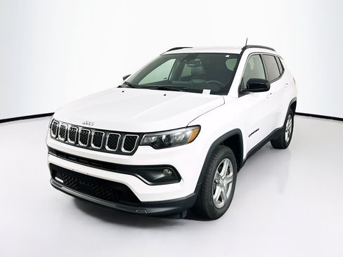Used 2024 Jeep Compass Latitude AWD/4WD image 3