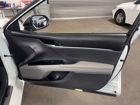 Used 2018 Toyota Camry LE image 11