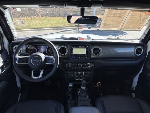 Used 2023 Jeep Wrangler Sahara image 20