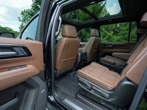 Used 2026 Chevrolet Suburban High Country AWD/4WD image 23