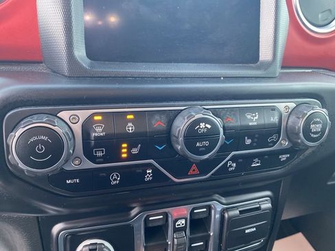 Certified 2022 Jeep Gladiator Rubicon w/ Cold Weather Group image 34