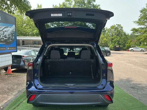Used 2021 Toyota Highlander LE FWD image 11