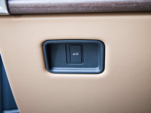 Used 2025 Land Rover Range Rover SE AWD/4WD image 12